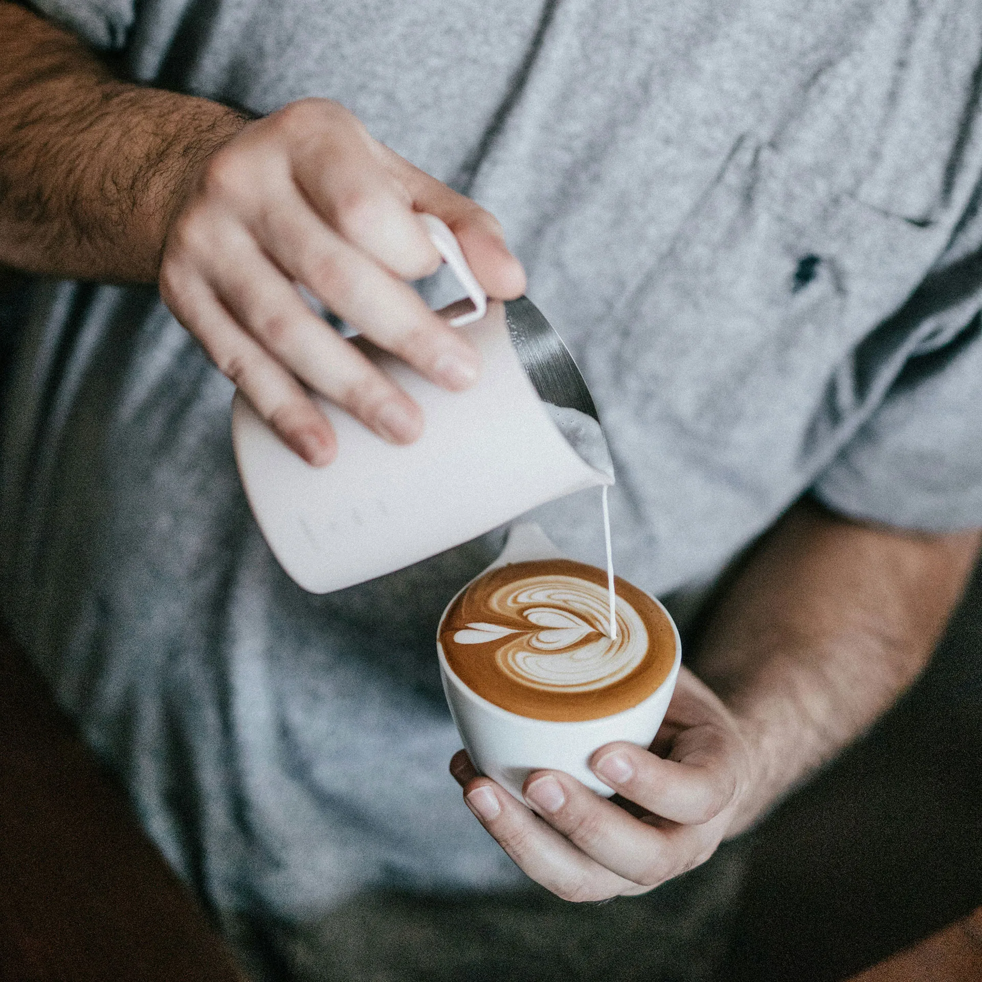 Närbild på barista som gör kaffe